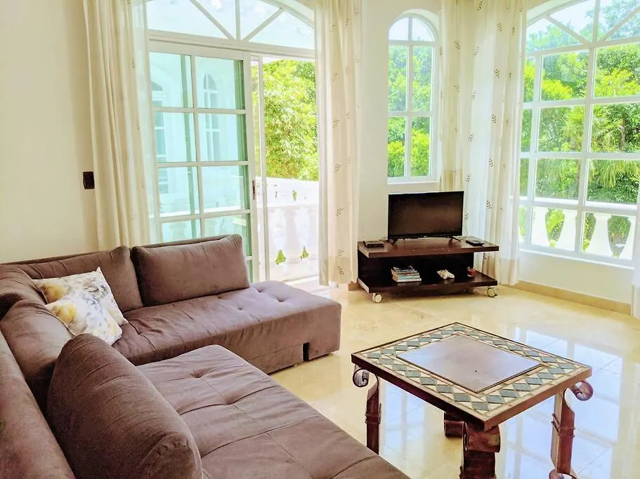 Feriehus 9Br 6Ba Large Groups! Best Location In Town Walk To Beach, 5Th Ave Cozumel Ferry, Shopping, Nightlife! Roof Plunge Pool!! Castillo Playacar Fase 1 25Max Playa del Carmen